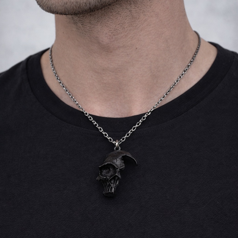 Brand New!! Cracked skull pendant and chain